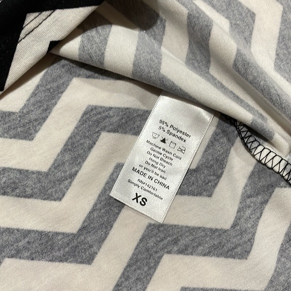 NWT LuLaRoe Black / White Chevron Carly Dress, XS but fits more like XXS - Picture 4 of 4